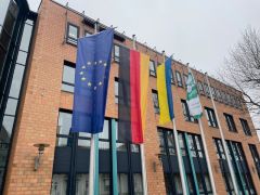 Flaggen vor dem Rathaus wehten in Mühlacker für Frieden und im Gedenken an die Kriegsopfer