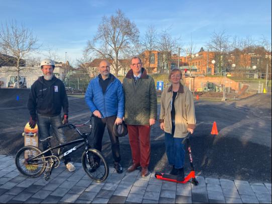 Planer Florian Radu, Bürgermeister Armin Dauner, Oberbürgermeister Frank Schneider und Monika Grygo vom Büro SETUP (von links nach rechts)