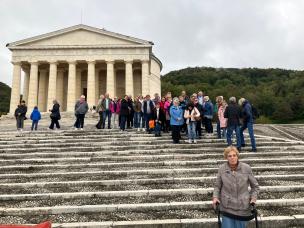 Die Possagno-Besucher auf den imposanten Treppen des “Tempio Canoviano”.