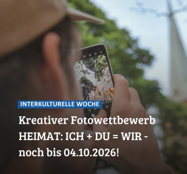 Kreativer Fotowettbewerb: Werbebild von Mann, der Foto mit dem Handy macht